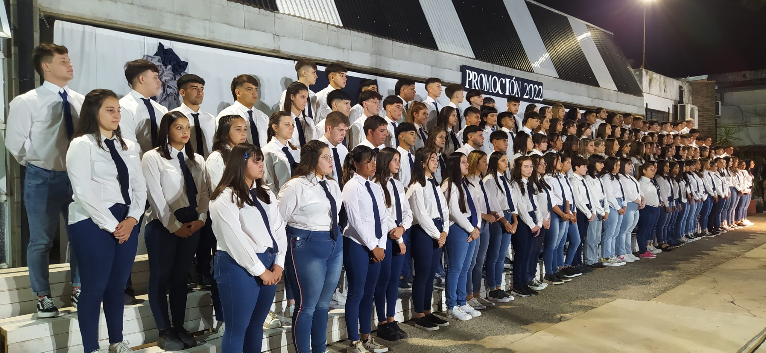 Entrega de diplomas a los egresados de la Escuela de Comercio Nº 44