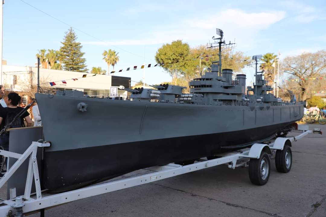 EMOTIVA EXPOSICIÓN DE LA RÉPLICA DEL CRUCERO ARA GRAL. BELGRANO : junto a la presencia de valientes sobrevivientes de aquel histórico navío.