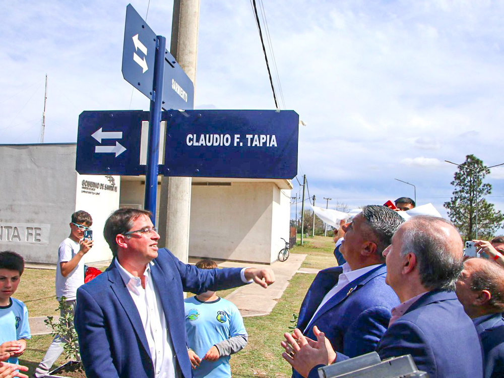 “CHIQUI” TAPIA TIENE SU CALLE EN SANTA FE. El presidente de la AFA fue homenajeado en la localidad santafesina de Sargento Cabral.