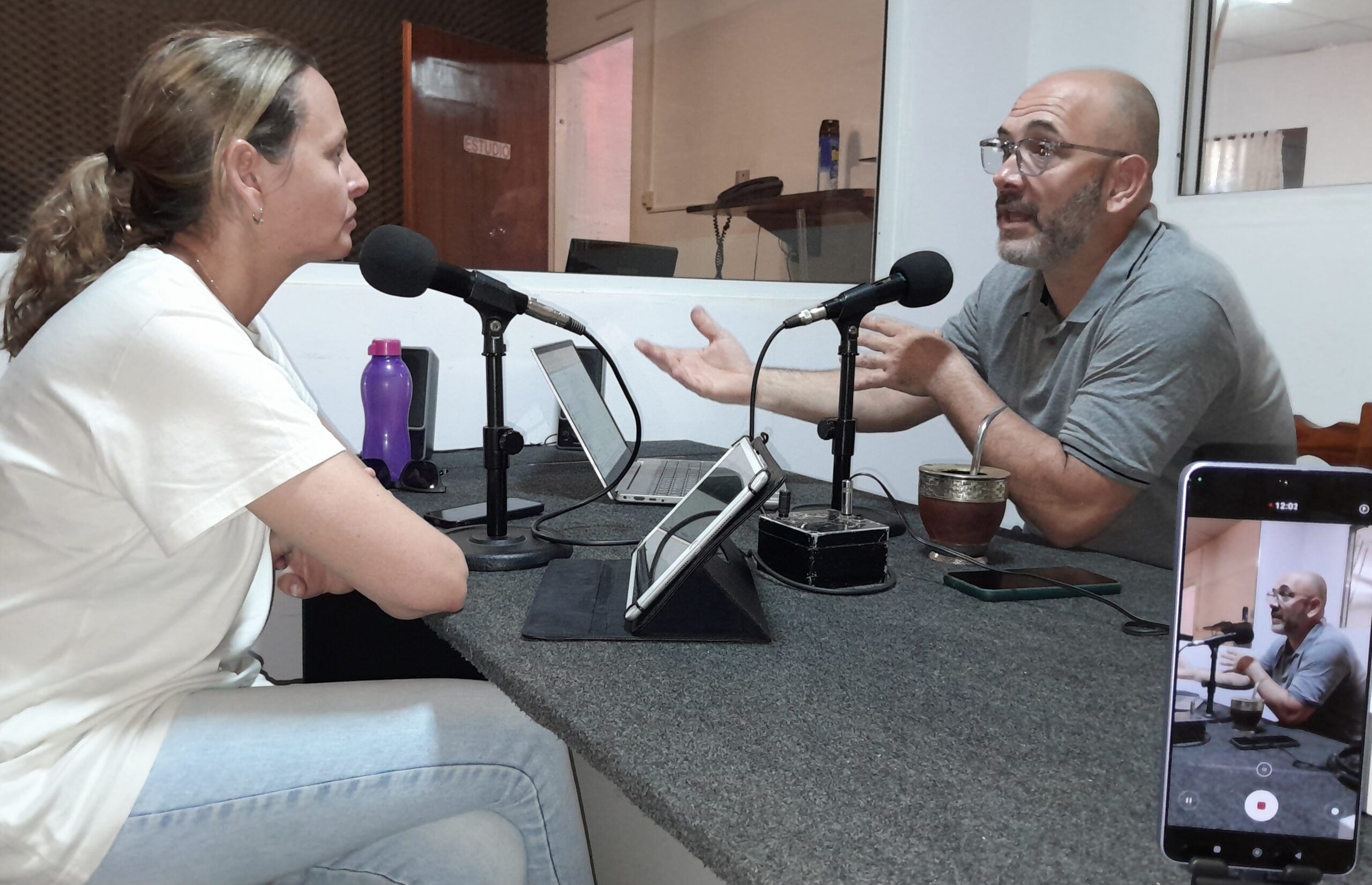 COMENZÓ “LA ESCUELITA DEL CELULAR”: La clase donde aprender a usar tu celular es tan fácil como escuchar la radio.