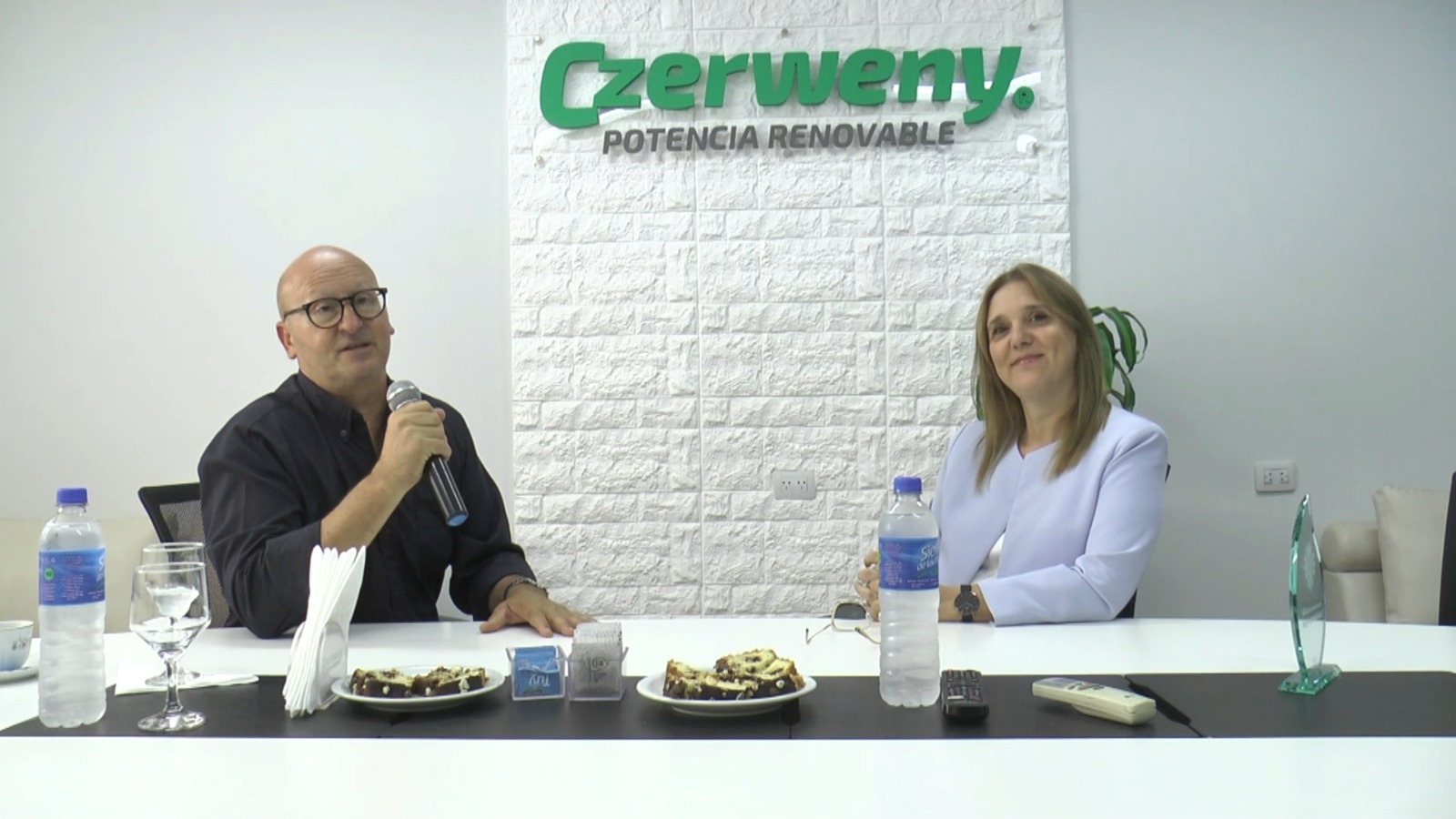 EFECTO DOMINÓ STREAMING : Mirá la entrevista a María Carina Ayub, presidente de Czerweny.