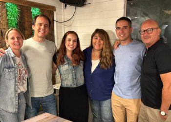 El equipo de «Siempre es Hoy» celebra el cierre de un año exitoso.