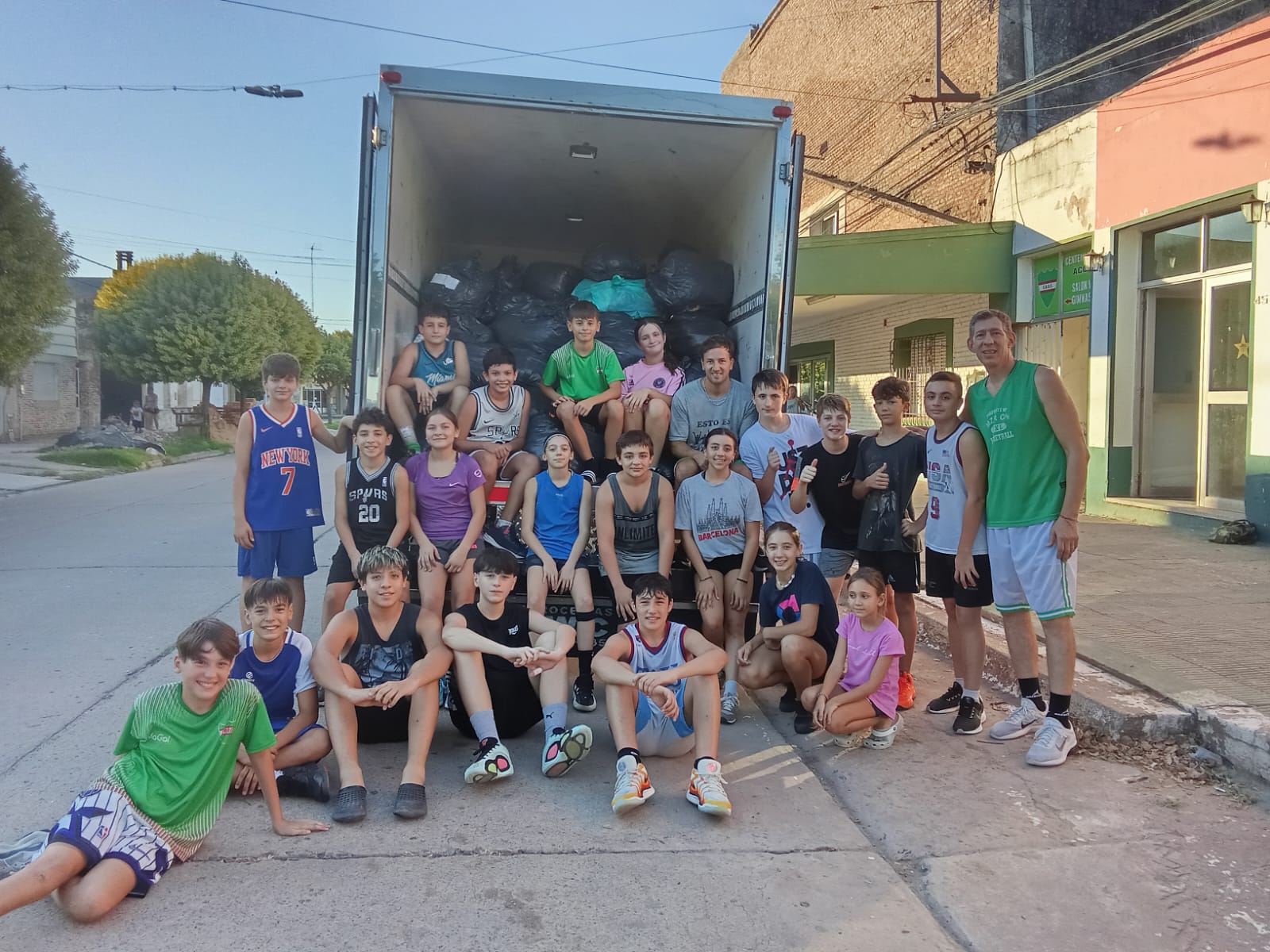 UN CAMIÓN LLENO DE AMOR: SOLIDARIDAD Y COMPROMISO EN CENTENARIO BBC HACIA BAHIA BLANCA