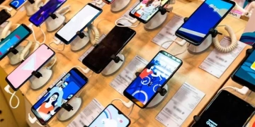 Se oficializó la baja de aranceles para celulares y consolas: esperan una reducción de precios del 30%