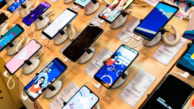 Se oficializó la baja de aranceles para celulares y consolas: esperan una reducción de precios del 30%