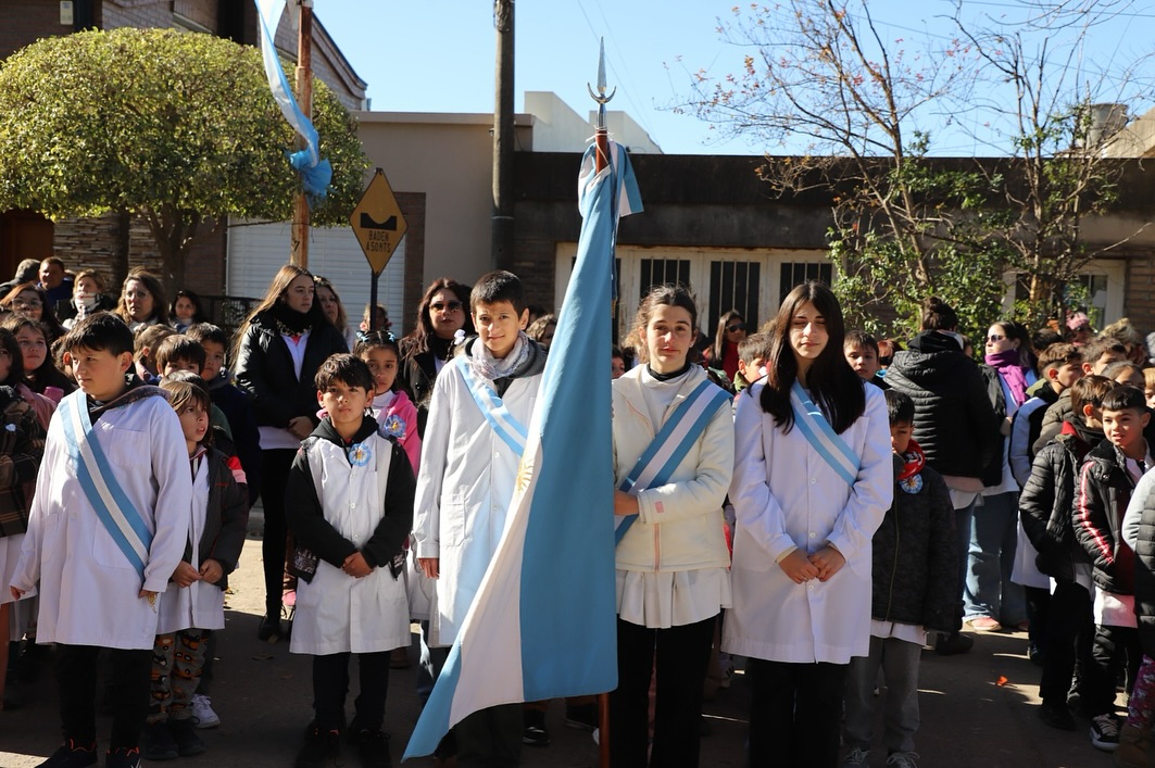 Emotiva jornada de Promesa a la Bandera en Gálvez: alumnos de 4º grado reafirmaron su compromiso patrio