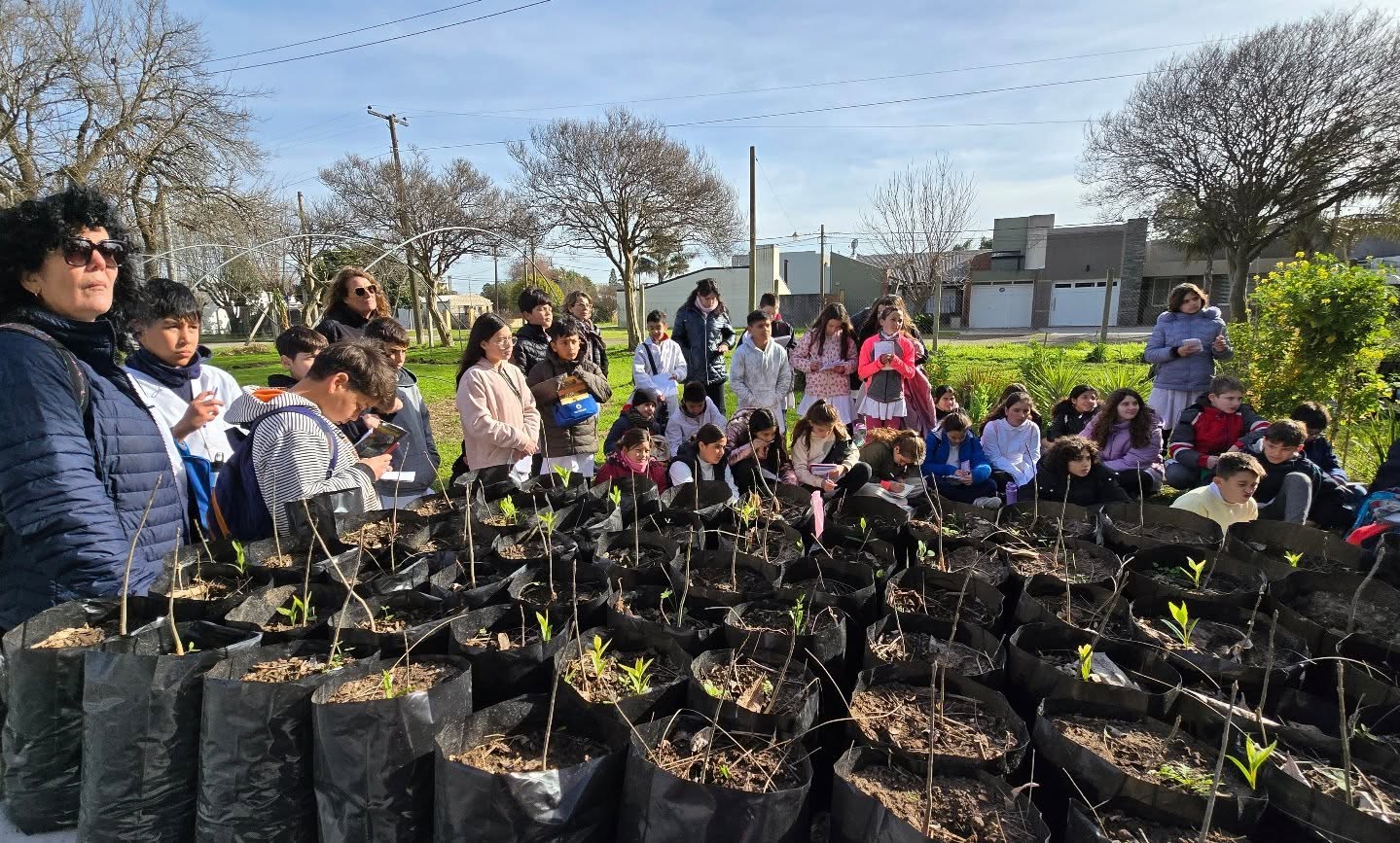 Aprender en contacto con la naturaleza: una jornada educativa en el vivero municipal
