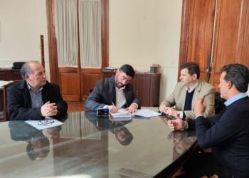 PUERTO GABOTO FIRMÓ CONVENIO PARA EL PAGO DE UN NUEVO TRACTOR CON PALA FRONTAL