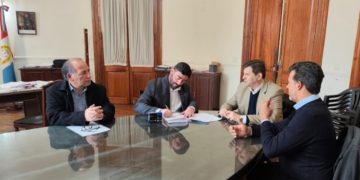 PUERTO GABOTO FIRMÓ CONVENIO PARA EL PAGO DE UN NUEVO TRACTOR CON PALA FRONTAL