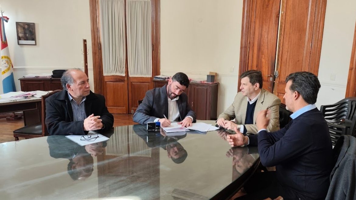 PUERTO GABOTO FIRMÓ CONVENIO PARA EL PAGO DE UN NUEVO TRACTOR CON PALA FRONTAL