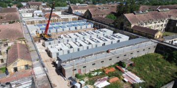 El Gobierno Provincial continúa con la construcción de 4 pabellones de aislamiento en la Cárcel de Coronda: ya montó 66 nuevas celdas