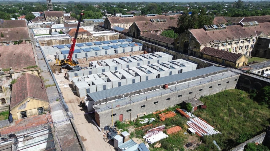 El Gobierno Provincial continúa con la construcción de 4 pabellones de aislamiento en la Cárcel de Coronda: ya montó 66 nuevas celdas