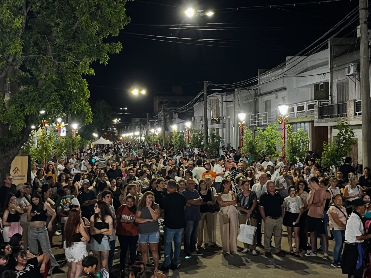 La Noche de Gálvez volvió a convocar a vecinos, comercio y cultura en una jornada multitudinaria