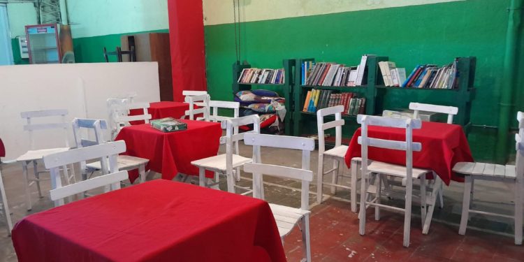 Familia Lectora realizó una nueva donación y fortalece el crecimiento de la biblioteca del Club Centenario