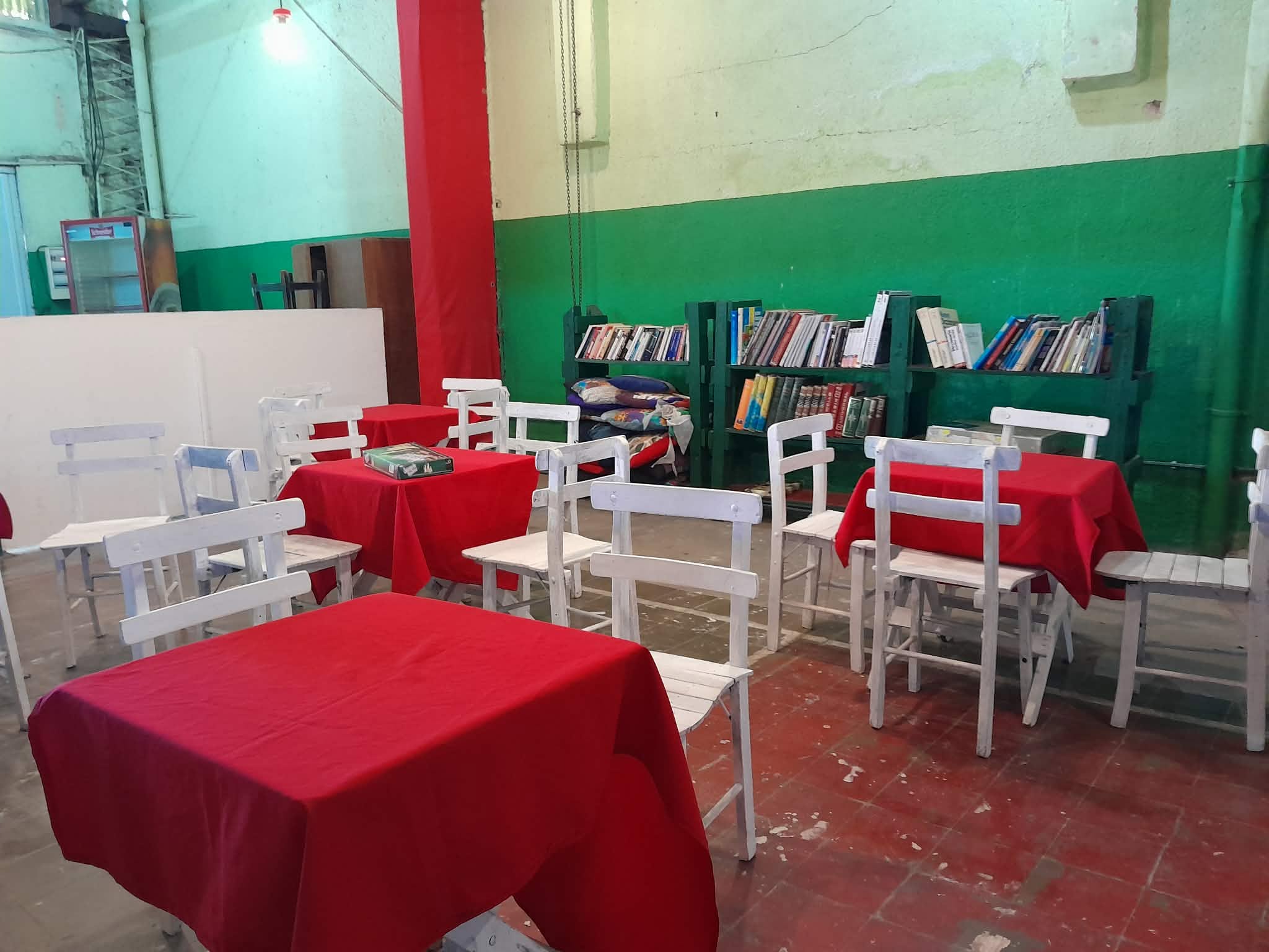 Familia Lectora realizó una nueva donación y fortalece el crecimiento de la biblioteca del Club Centenario